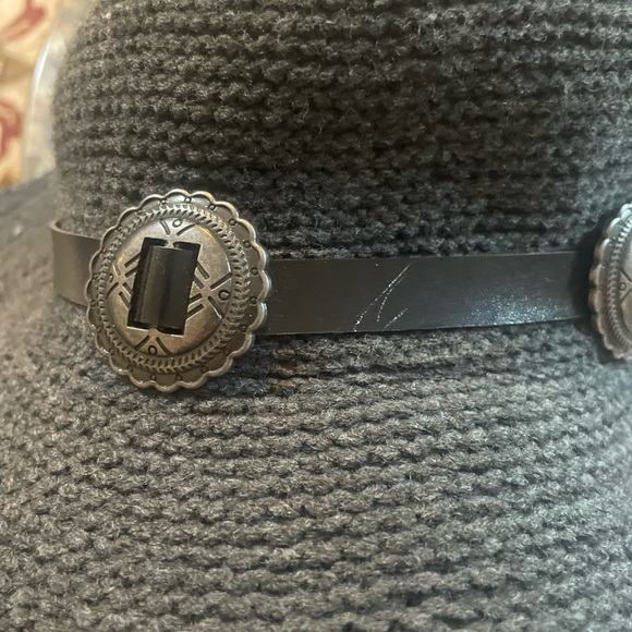 O’NEILL Sunhat decorated with 5 silver-tone conches and black strap. EUC - Picture 7 of 7